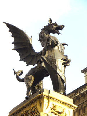 守護獣のドラゴン像