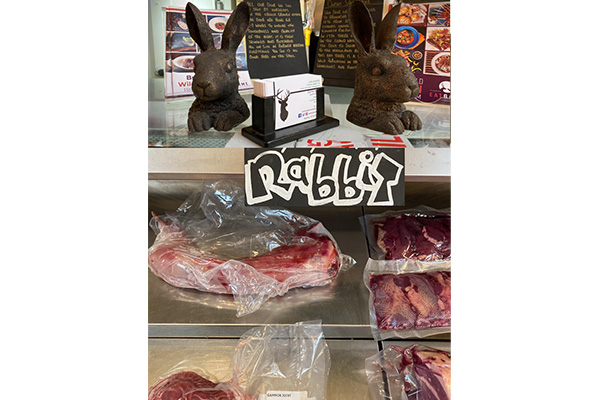 肉屋の店頭に並ぶウサギの肉