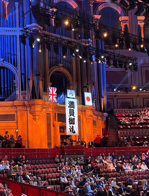 高さ21メートルのパイプオルガンに満員御礼の幕