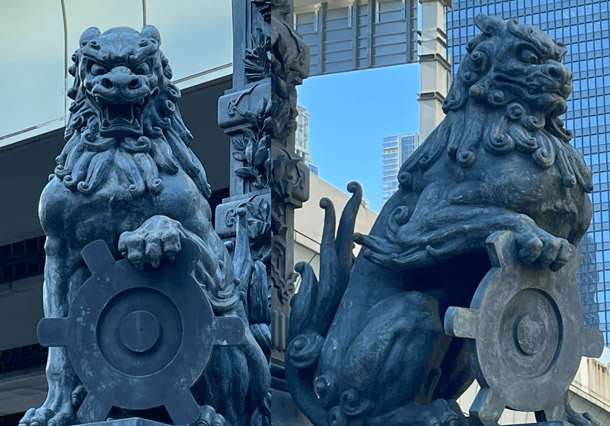 麒麟も獅子も左側が口を開けた阿形像