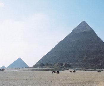 代表的なエジプト建築である四角錐のピラミッド