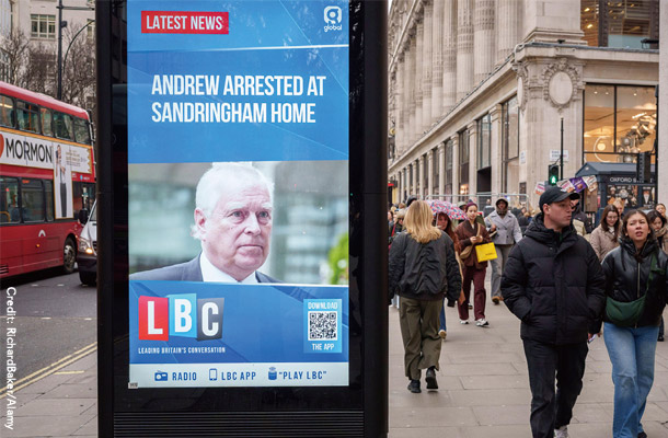 オックスフォード・ストリートにあるサイネージに流れる、アンドリュー元王子の逮捕速報