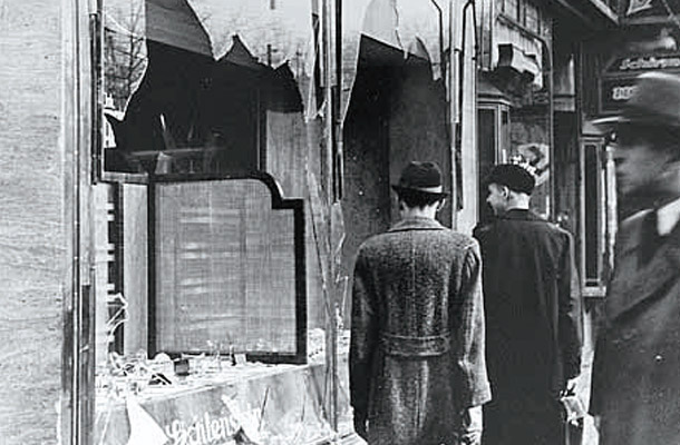 「水晶の夜」の暴動で襲撃された
ユダヤ人の商店