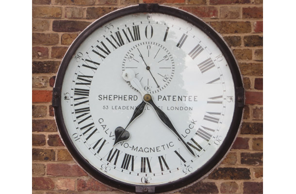 グリニッジ標準時を示すゲート時計