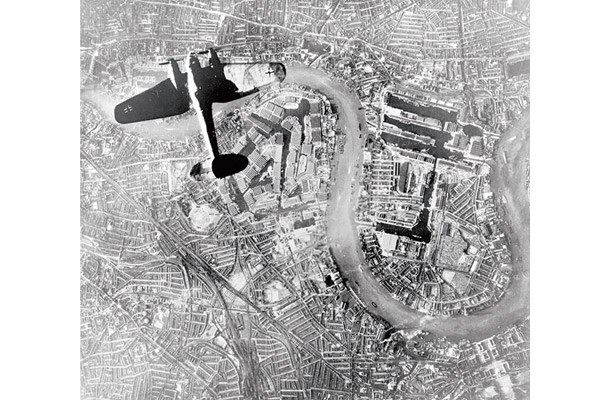 1940年9月7日、ロンドン東部のワッピングとアイル・オブ・ドッグス上空を通過し、爆撃に向かう独空軍のハインケル He 111