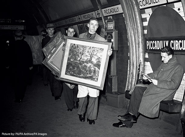 1946年2月、ピカデリー・サーカス駅から護衛警官によって持ち出される美術品
