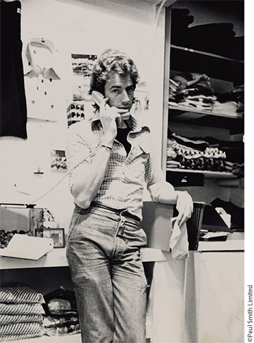 1970年、ノッティンガムにオープンした「ポール・スミスの紳士服」（Paul Smith Vêtements Pour Homme）で働くポール・スミス