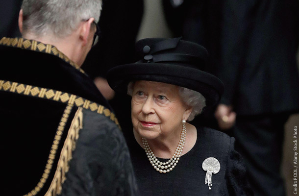 葬儀では伝統的に黒いジュエリーを身に着けていた英国だが、現在ではパールも認められている