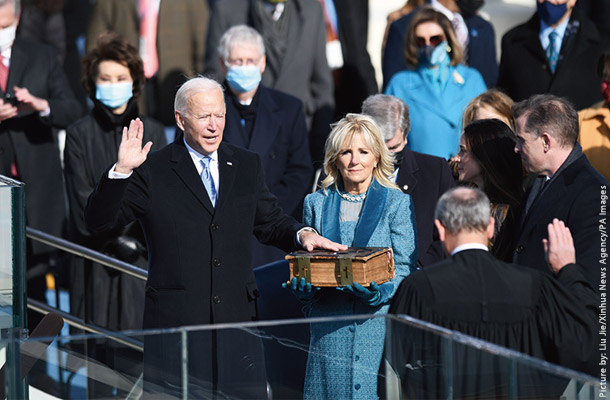聖書に手を置き大統領就任のための宣誓をするバイデン氏（写真左）