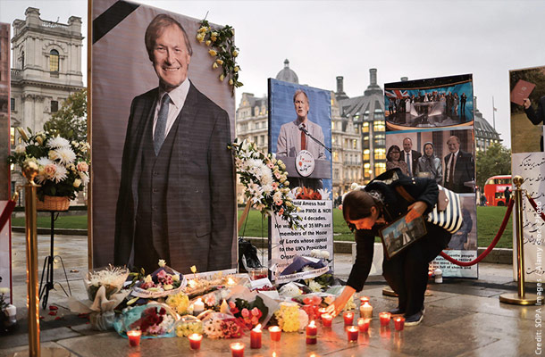 殺害されたエイメス議員を追悼しロウソクを置く市民