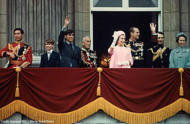 バッキンガム宮殿のバルコニーから民衆に手を振るエリザベス女王と王室メンバー