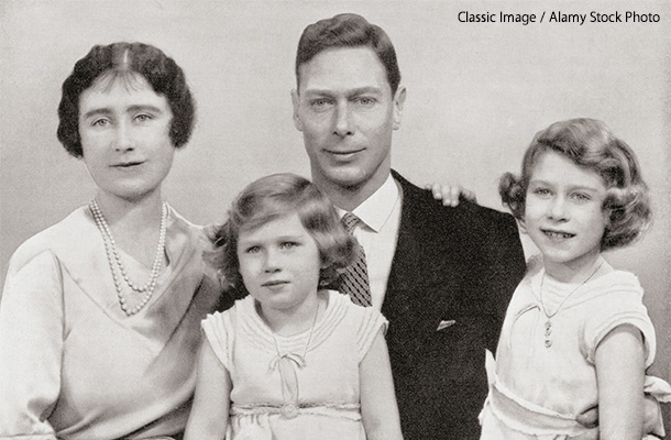 1937年ごろの国王ジョージ6世一家。エリザベスは父親の肩に手を掛けている