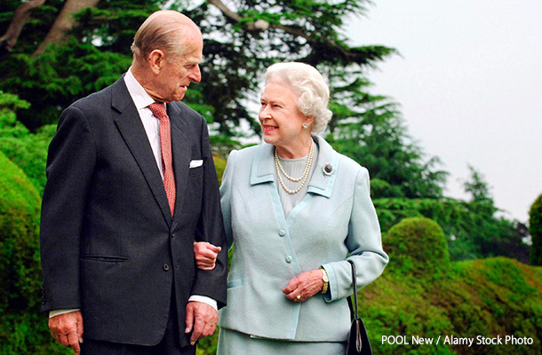 英南部のロムジーのブロードランズを歩くエリザベス女王とフィリップ殿下