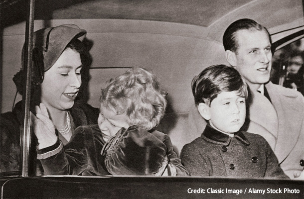 1953年、英北部の私邸サンドリガムからロンドンに戻るエリザベス女王一家。フィリップの隣にチャールズ（写真中央右）