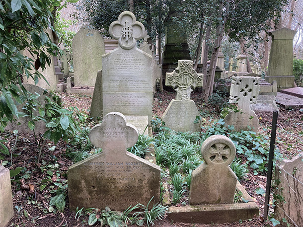 ハイゲート墓地に眠るロセッティ一家（写真中央左、1番大きいもの）。ロセッティの両親、弟妹と共にシダルも埋葬されている