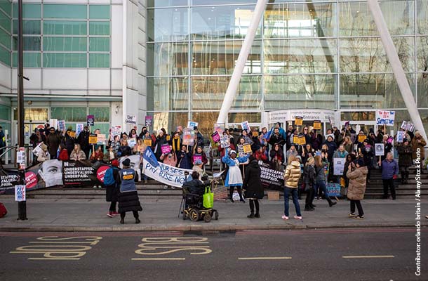 賃上げを求めてユニバーシティ・カレッジ・ロンドン・ホスピタルの前で抗議するNHSスタッフ