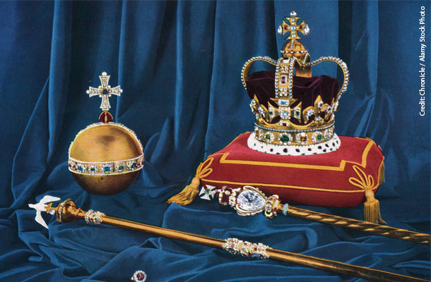 写真左上から時計回りに、支配者の宝珠、聖エドワード王冠、十字付きの王笏、鳩の付いた王笏、君主の指輪。1953年の戴冠式で使われたレガリアが再び使われる