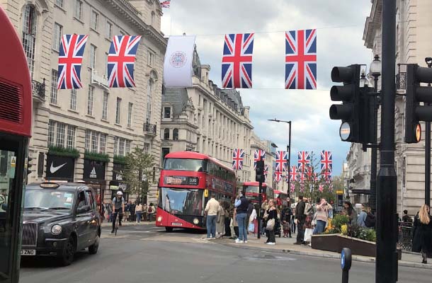 英国旗と戴冠式の記念旗が飾られたピカデリー・サーカス
