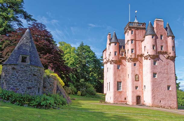 スコットランドのアバディーンシャーにあるクレイギーヴァー城（Craigievar Castle）。ピンク色のメルヘンな外壁はディズニーの作品作りにも影響を与えたといわれている（2024年春まで改修工事の予定）