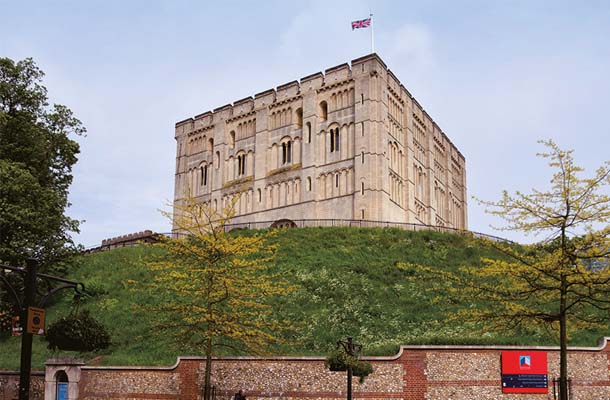現在のイングランド東部のノリッジ城（Norwich Castle）の天守閣は1094〜1121年に建造。近年の調査で、アングロサクソン人の墓の上にベイリーが造られたことが分かった